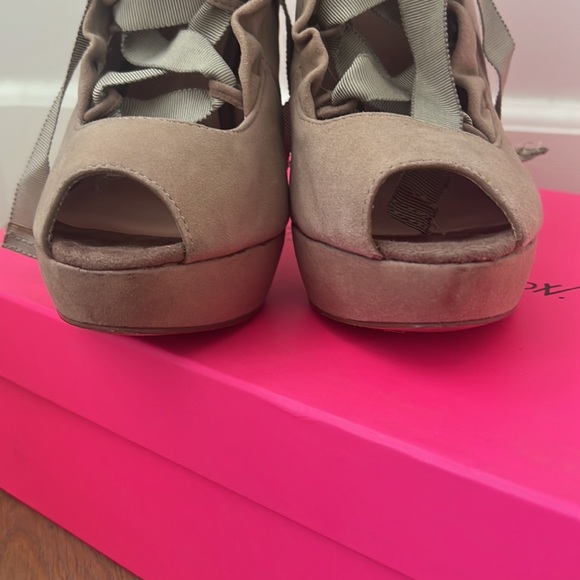 Betsey Johnson Taupe Luvey272 8.5 - Picture 4 of 10